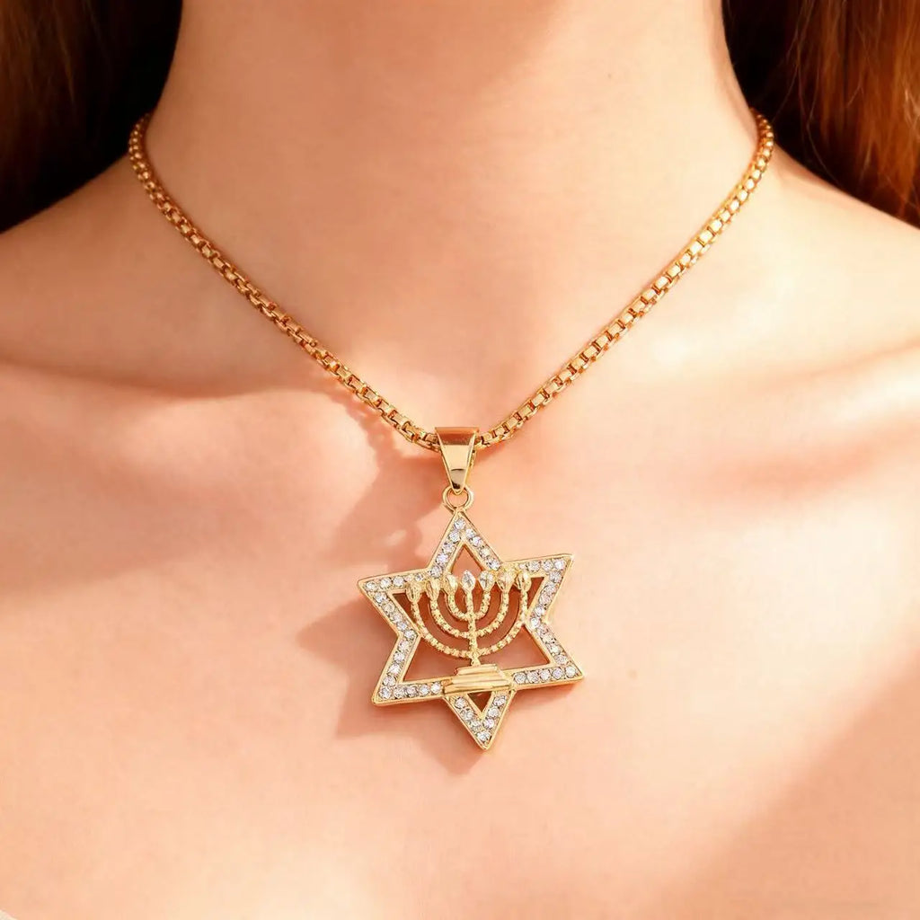 Halsband med Davidsstjärne-hänge och den judiska identitetssymbolen Menorah i guld