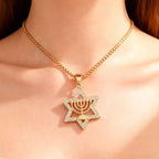 Halsband med Davidsstjärne-hänge och den judiska identitetssymbolen Menorah i guld