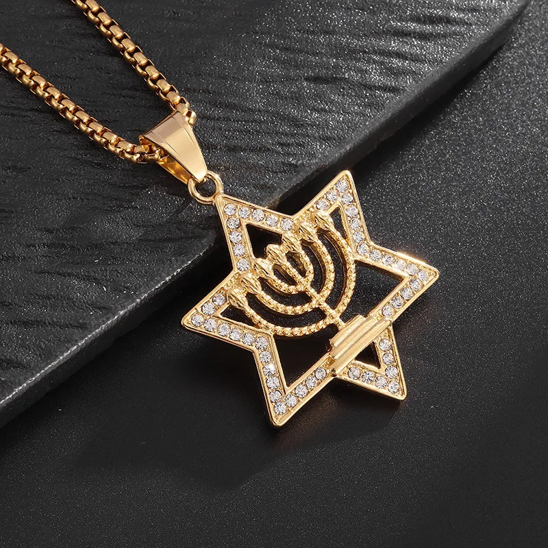 Halsband med Davidsstjärne-hänge och den judiska identitetssymbolen Menorah i guld