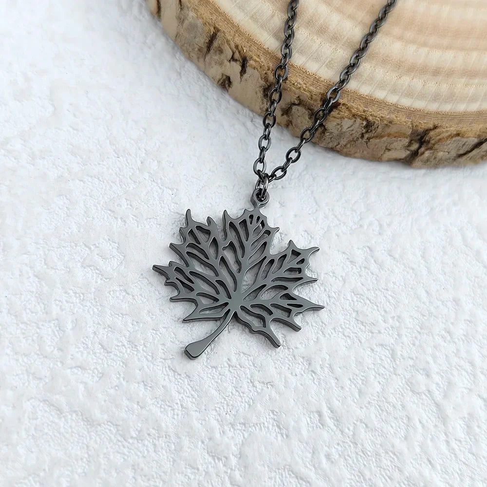 Collier avec Pendentif Feuille d'Erable noir