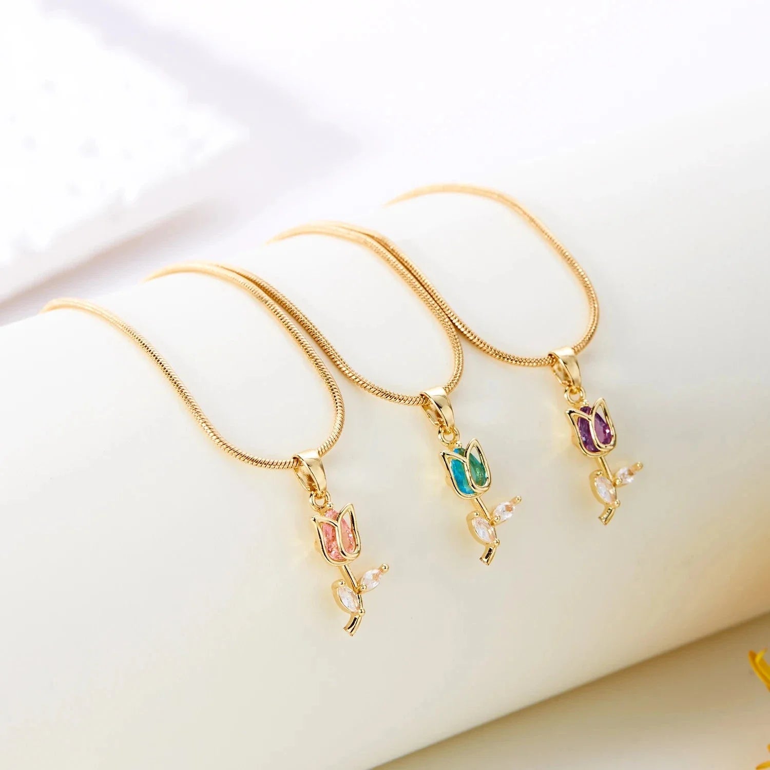 Collier avec Pendentif Fleur de Tulipe en Zircon rose