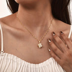 Halskjede med roterende blomstvedheng i zirkonia, stressavlastende