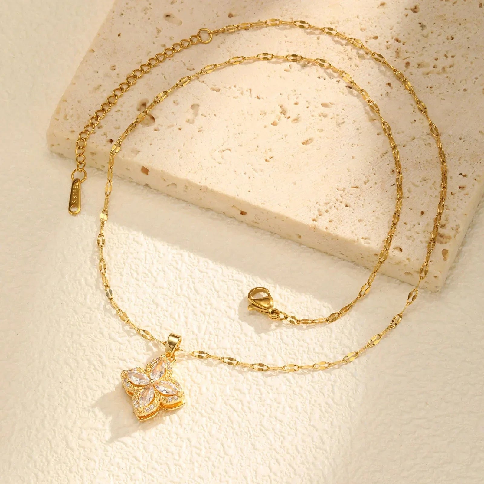 Collier avec Pendentif Fleur en Zircon Rotative Anti-Stress