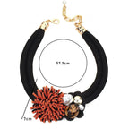 Choker med rødt blomstvedheng og perler