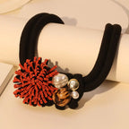 Choker med rødt blomstvedheng og perler