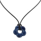 Halskjede med romantisk blomsteranheng mørkegrå