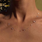 Halskæde med gennemsigtigt dråbevedhæng