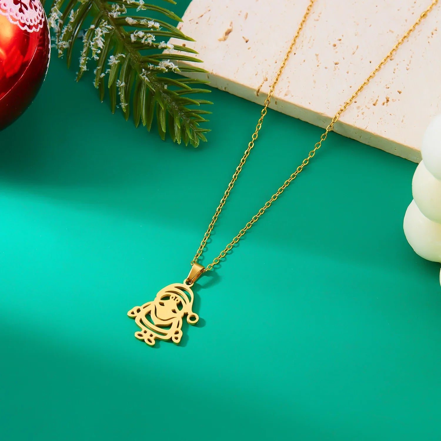 Halsband med vinterjultomte guldhänge