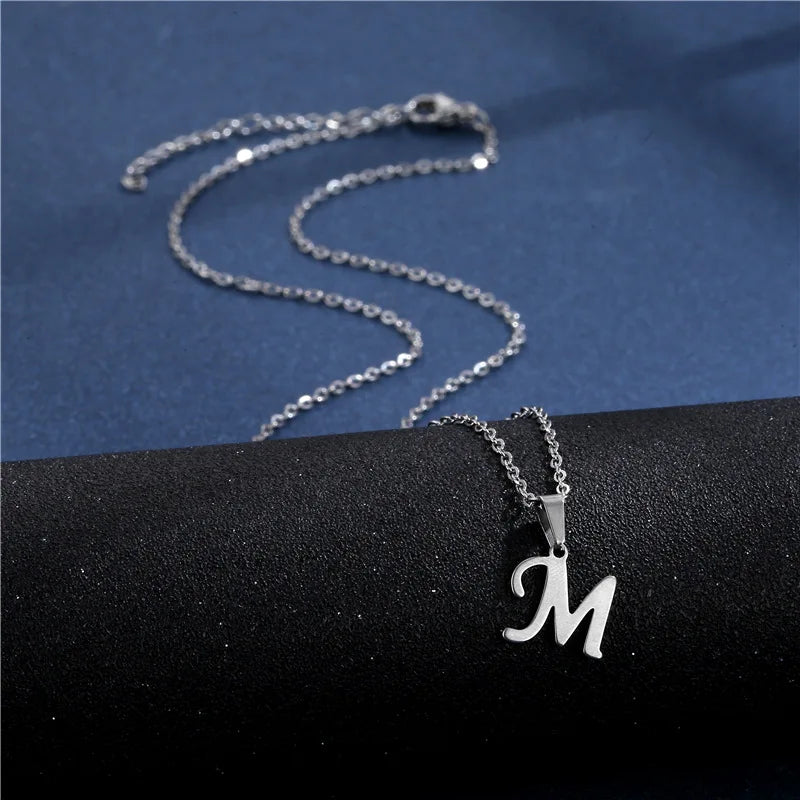 Personalizovaný náhrdelník s přívěskem s iniciálou m