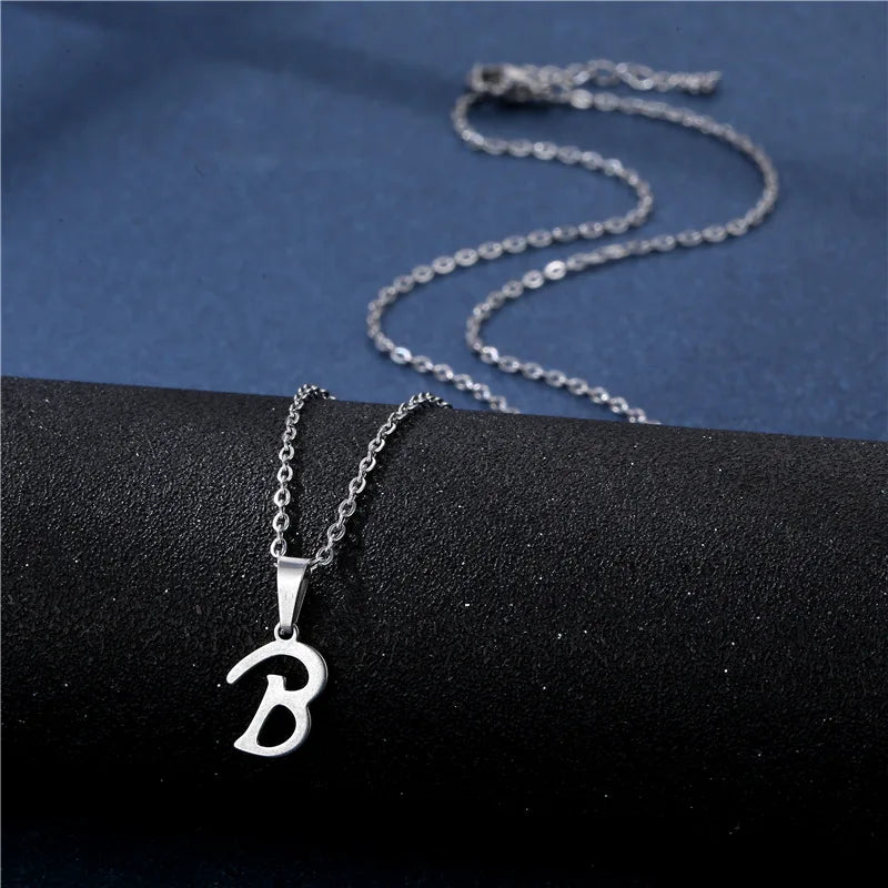 Personalizovaný náhrdelník s přívěskem s iniciálou b