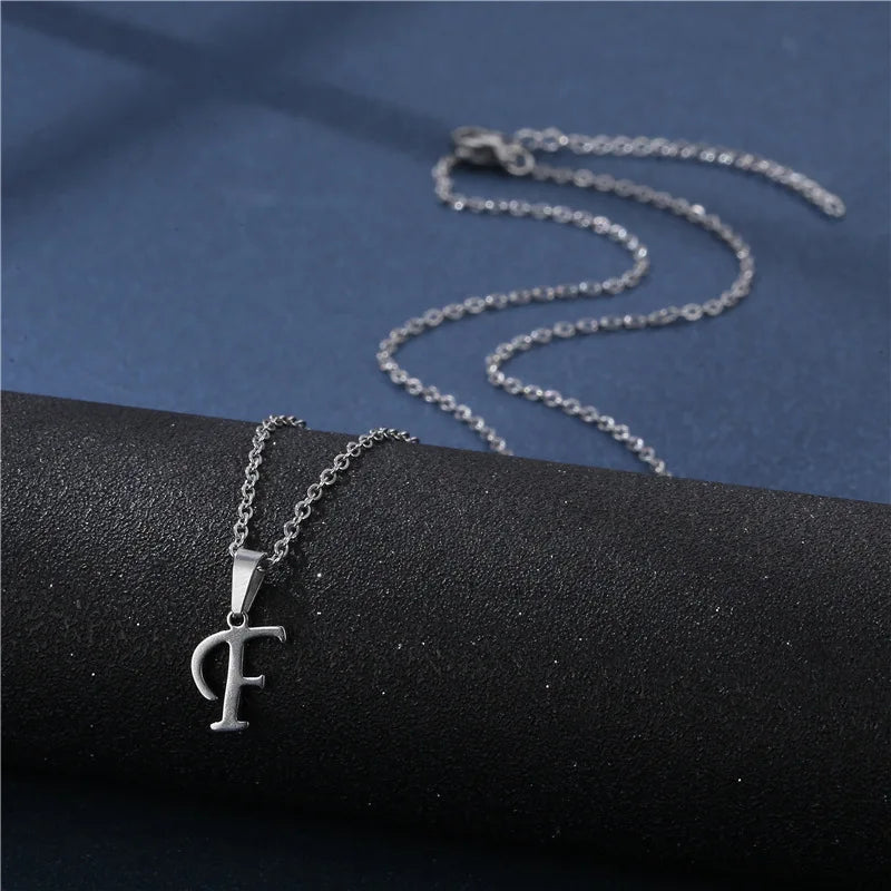 Personalizovaný náhrdelník s přívěskem s iniciálou f