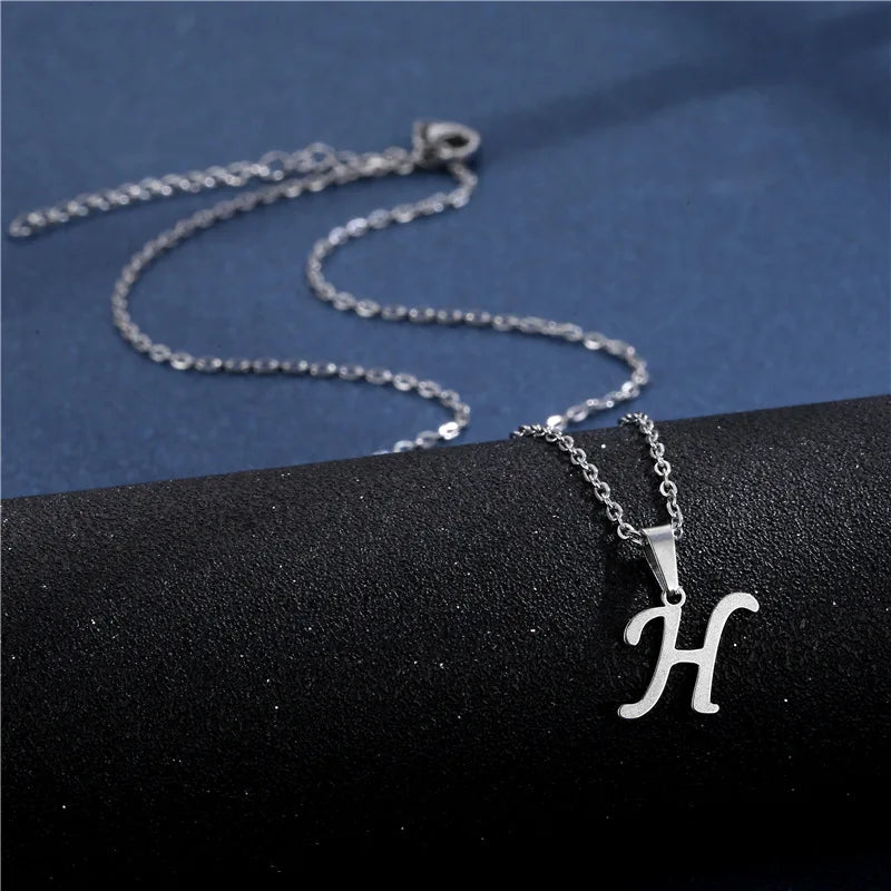 Personalizovaný náhrdelník s přívěskem s iniciálou h
