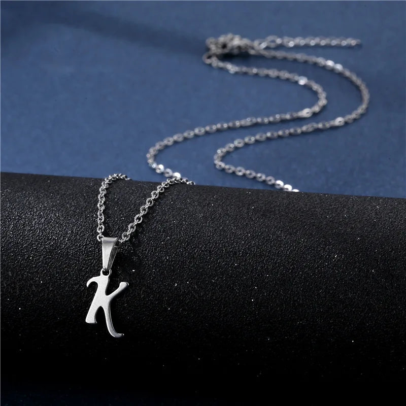 Personalizovaný náhrdelník s přívěskem s iniciálou k
