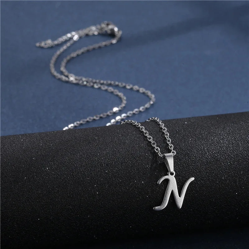 Personalizovaný náhrdelník s přívěskem s iniciálou n