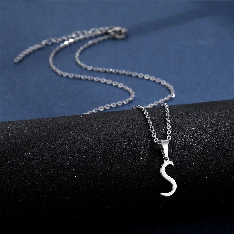 Personalizovaný náhrdelník s přívěskem s iniciálou s