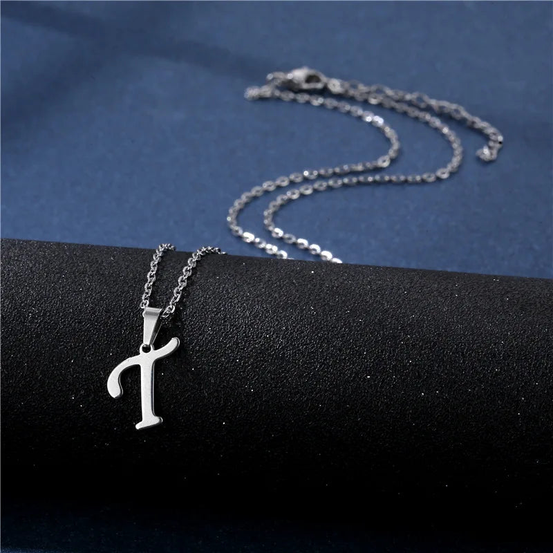 Personalizovaný náhrdelník s přívěskem s iniciálou t