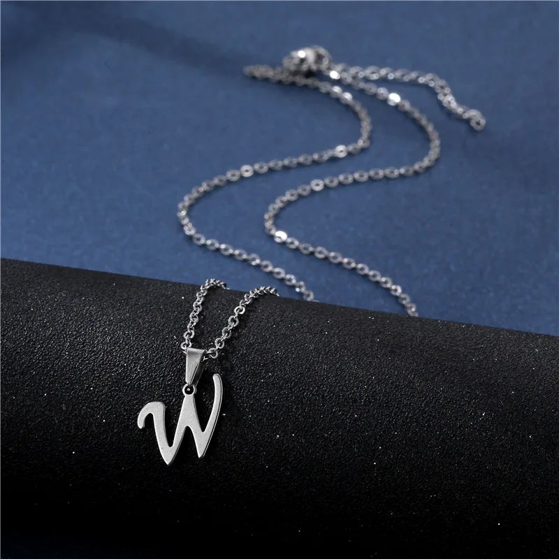 Personalizovaný náhrdelník s přívěskem s iniciálou w