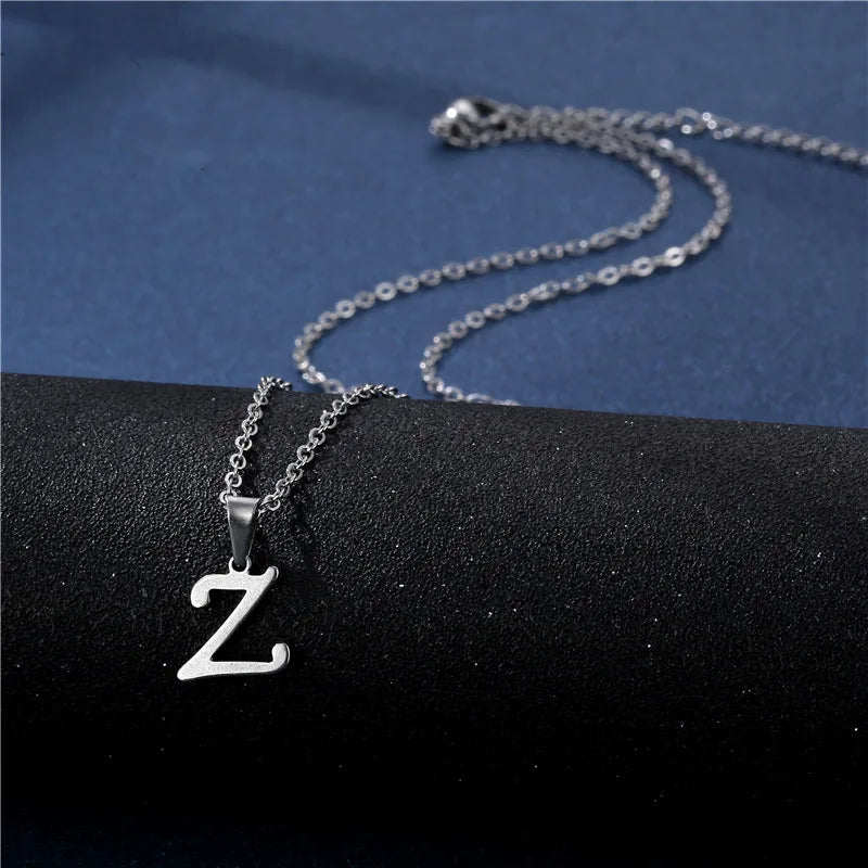 Personalizovaný náhrdelník s přívěskem s iniciálou z