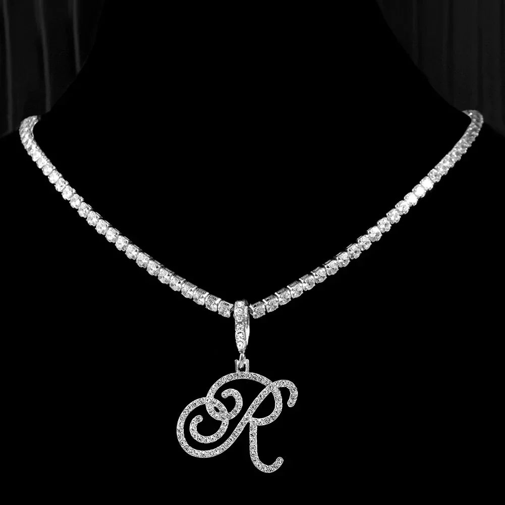 Choker-kjede med initialanheng og strass r