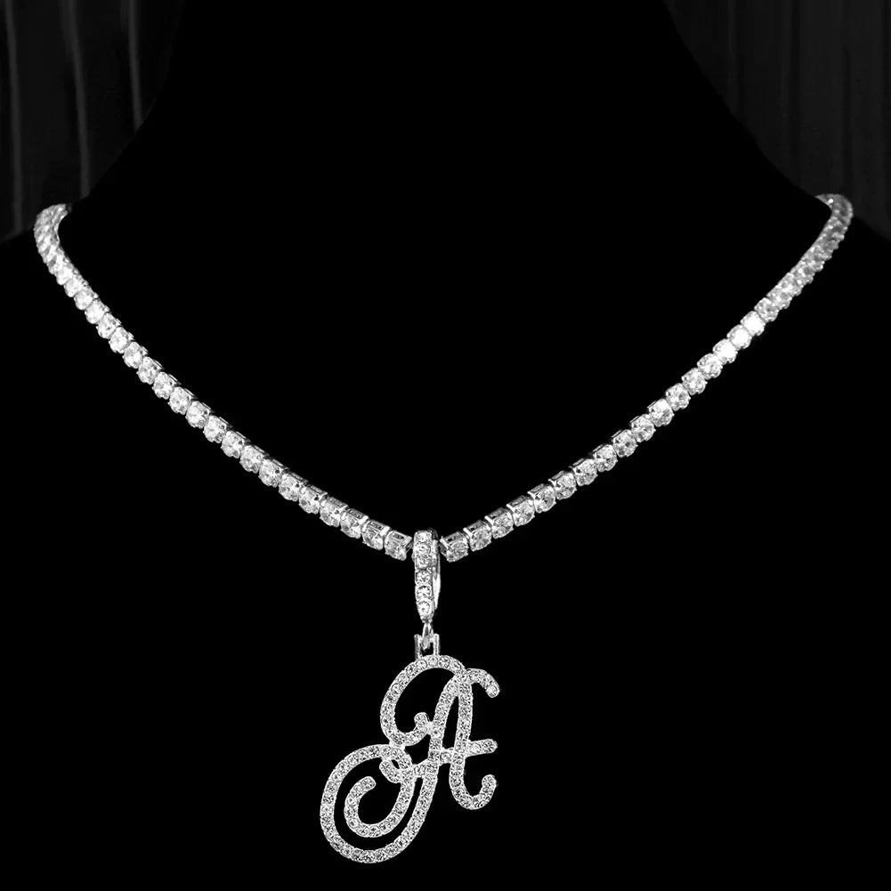 Choker-kjede med initialanheng og strass a