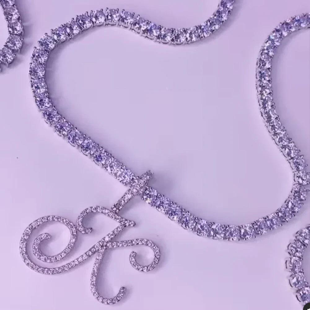Choker-kjede med initialanheng og strass k