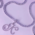 Choker-kjede med initialanheng og strass k