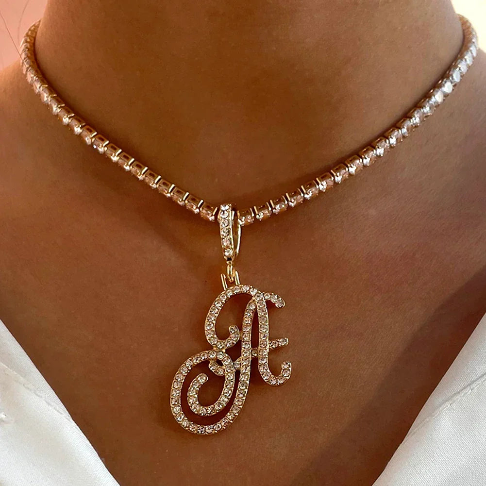 Choker-kjede med initialanheng og strass a