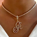 Choker-kjede med initialanheng og strass a