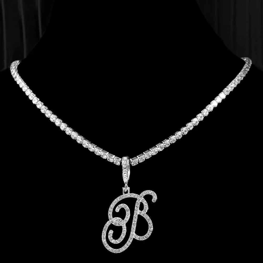 Choker-kjede med initialanheng og strass b