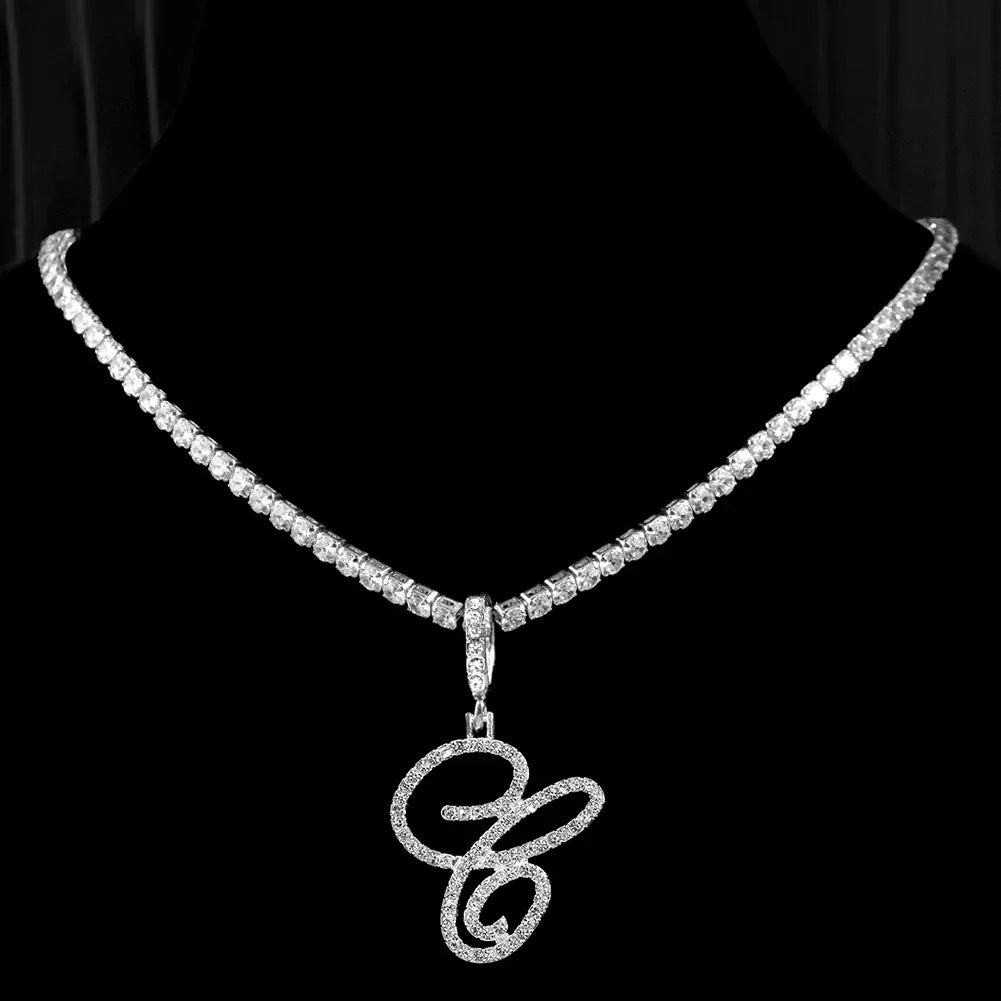 Choker-kjede med initialanheng og strass c