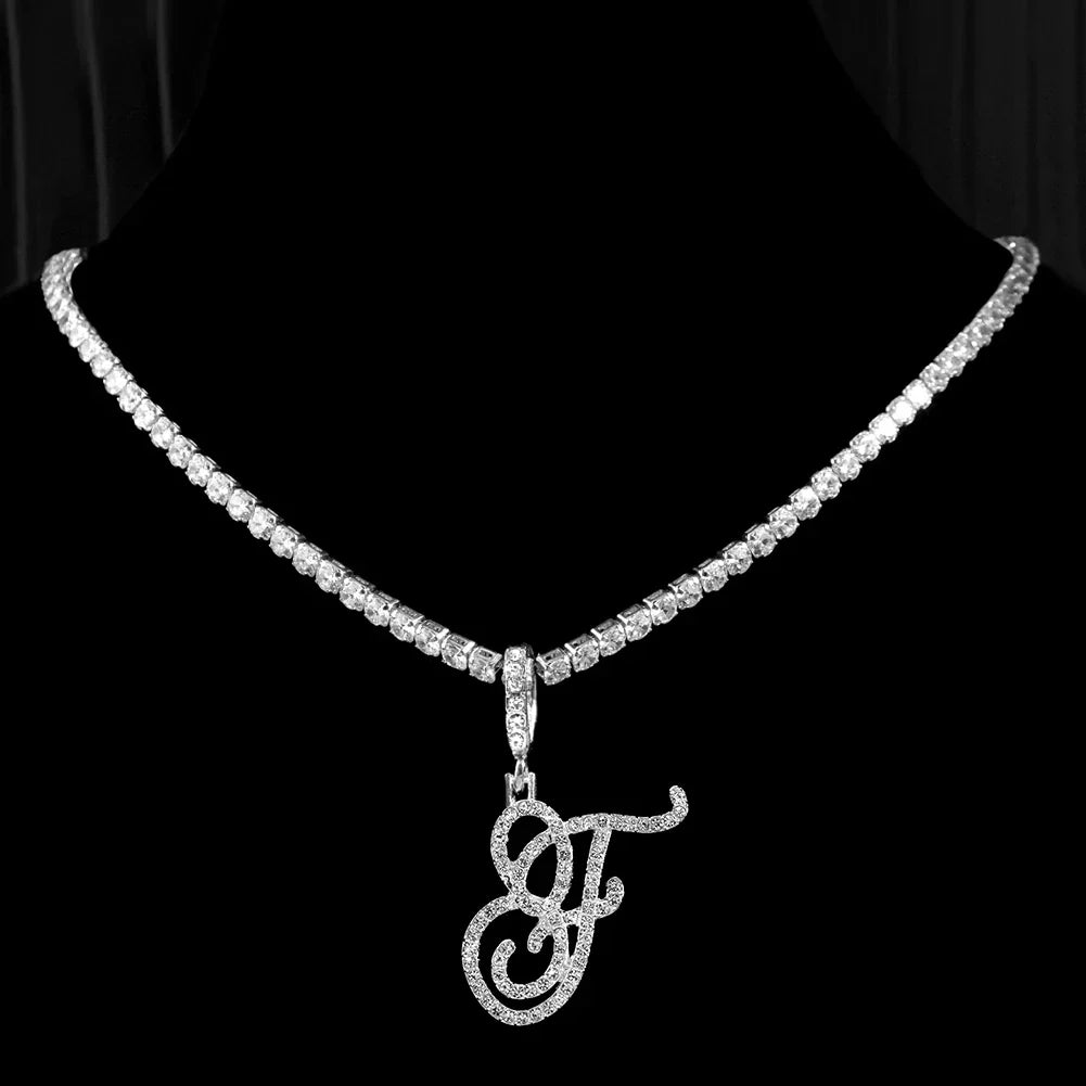 Choker-kjede med initialanheng og strass f