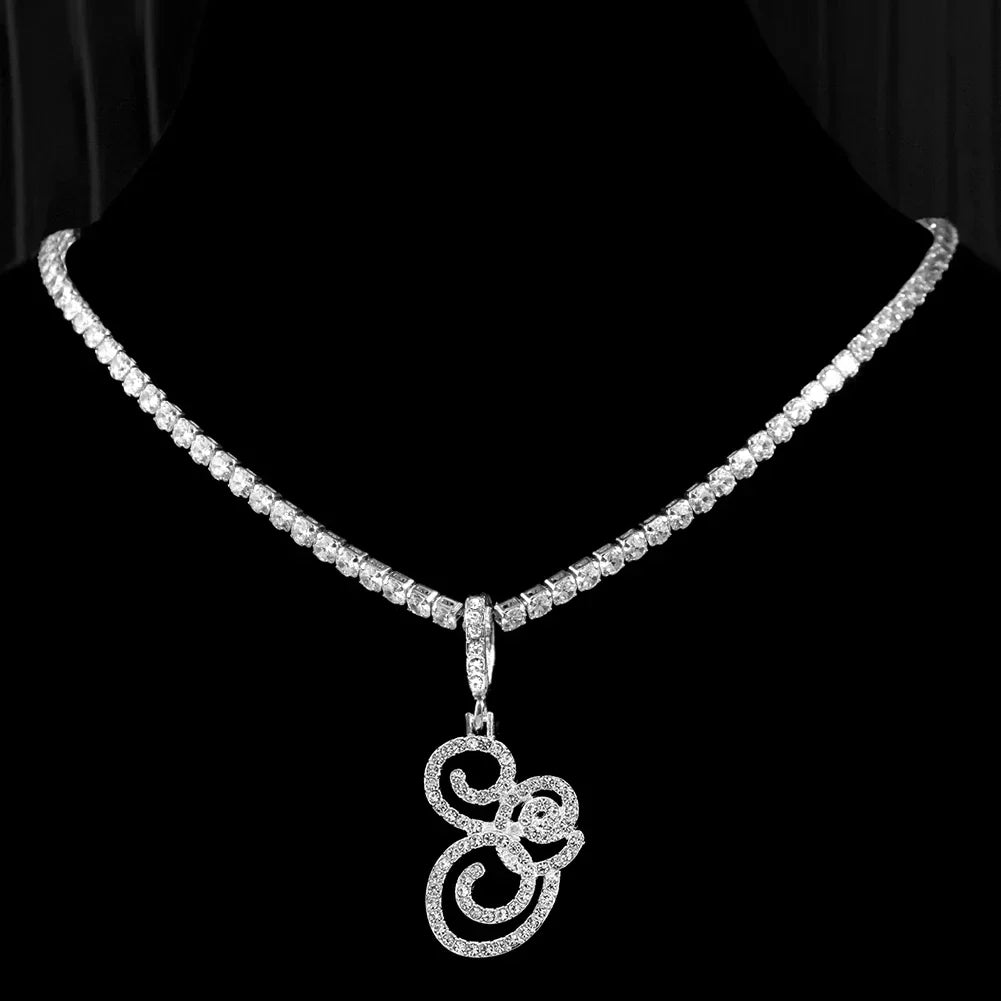 Choker-kjede med initialanheng og strass g