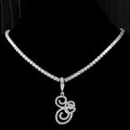 Choker-kjede med initialanheng og strass g