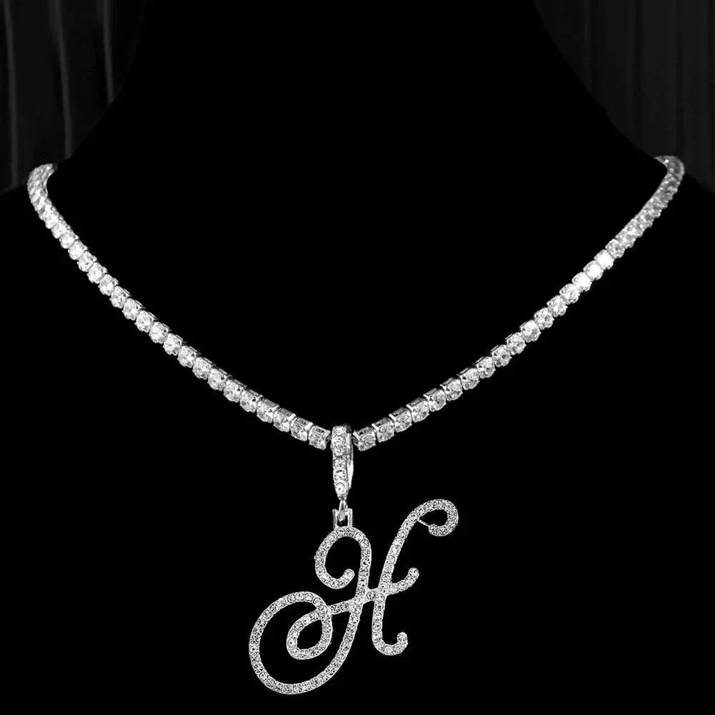 Choker-kjede med initialanheng og strass h
