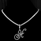 Choker-kjede med initialanheng og strass h