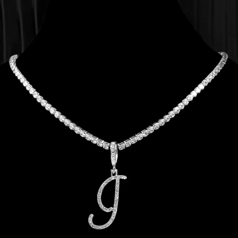 Choker-kjede med initialanheng og strass i