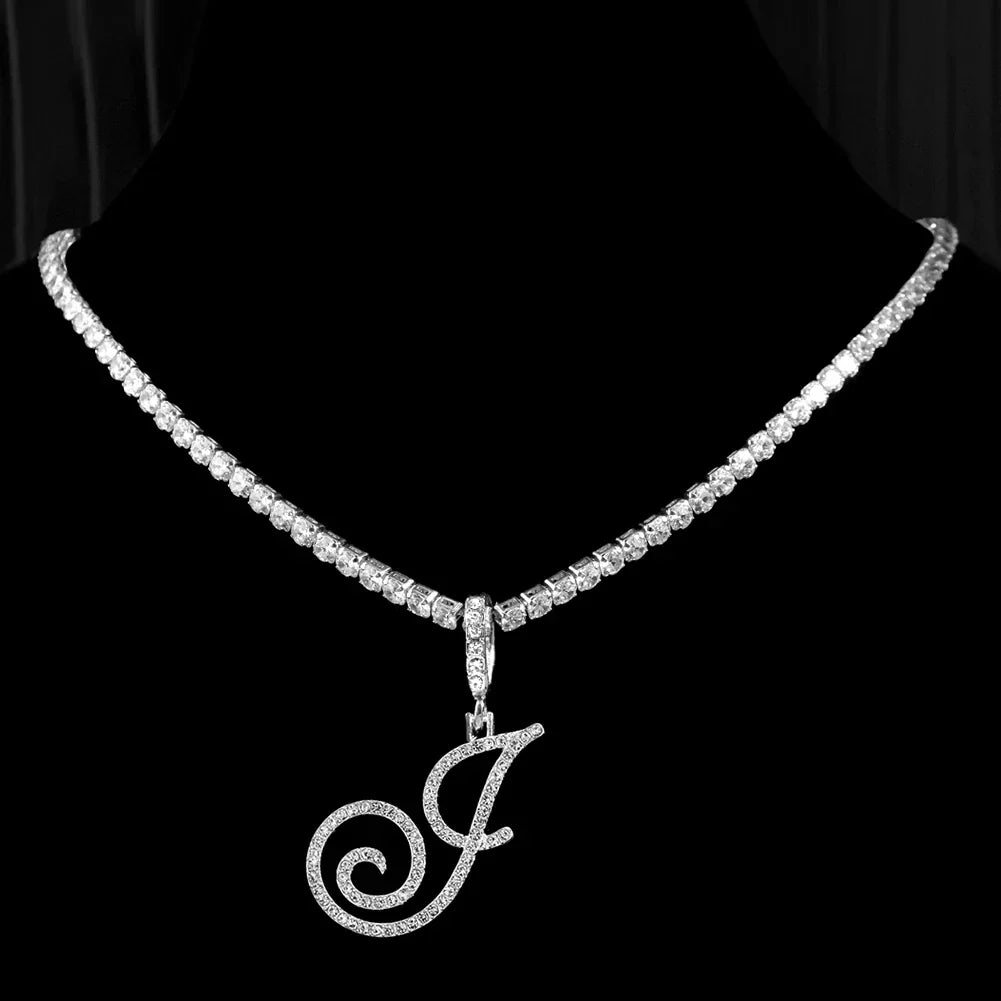 Choker-kjede med initialanheng og strass j