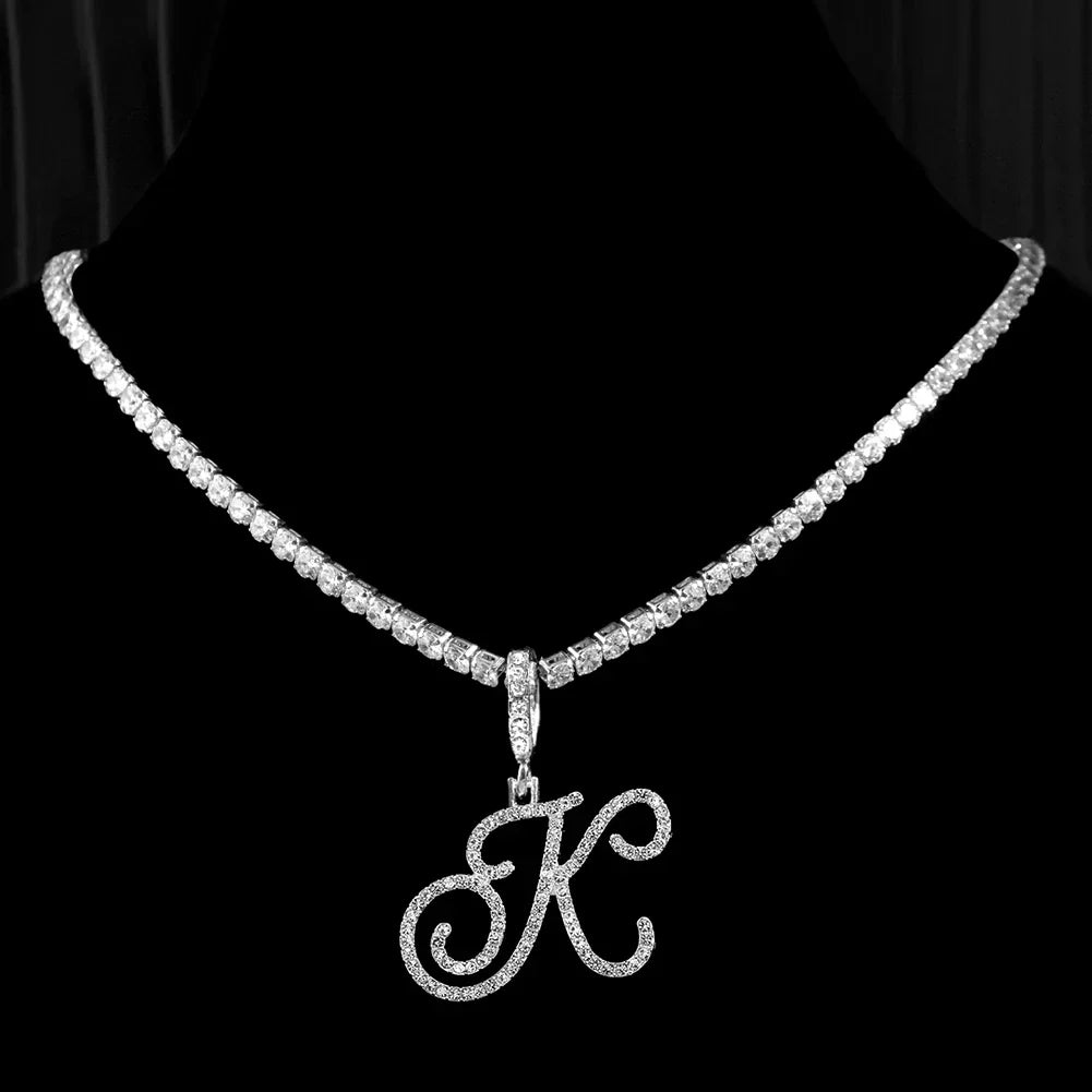 Choker-kjede med initialanheng og strass k