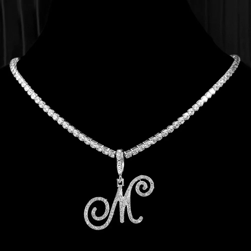 Choker-kjede med initialanheng og strass m