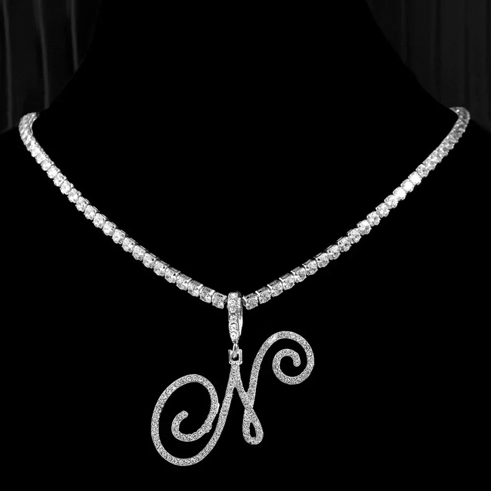 Choker-kjede med initialanheng og strass n
