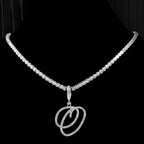Choker-kjede med initialanheng og strass o