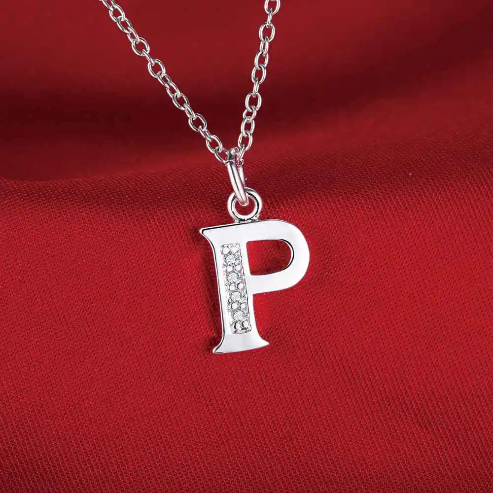 Lang halskæde med initialvedhæng p