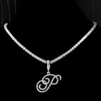 Choker-kjede med initialanheng og strass p