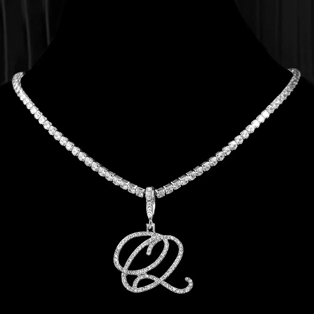 Choker-kjede med initialanheng og strass q