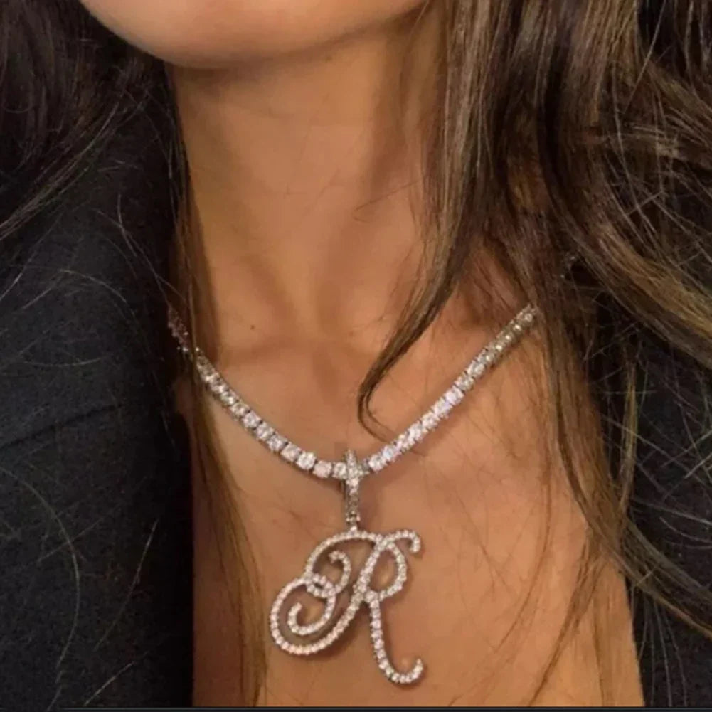 Choker-kjede med initialanheng og strass r