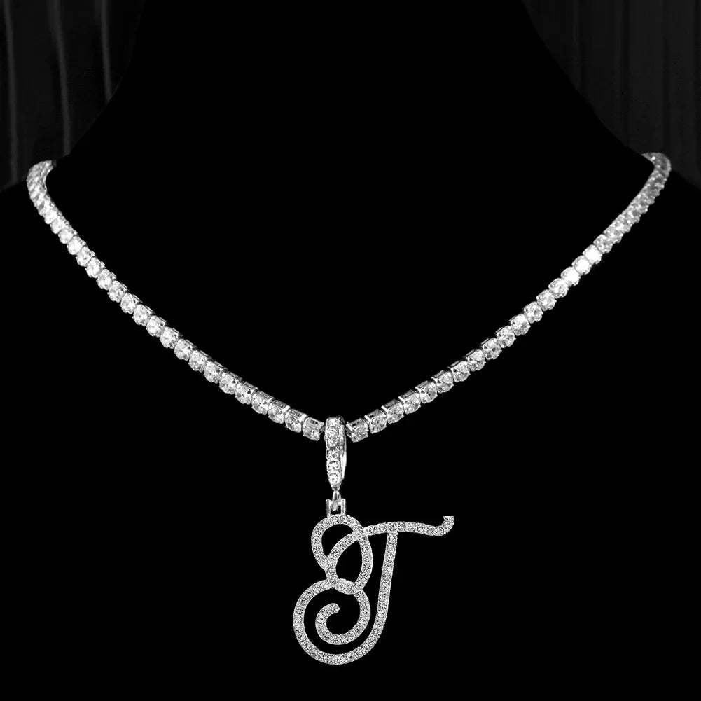 Choker-kjede med initialanheng og strass t