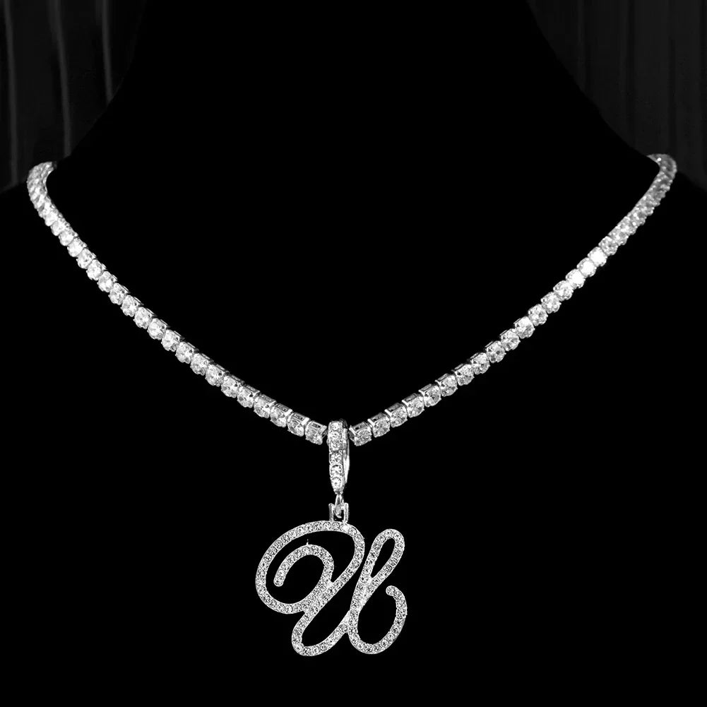 Choker-kjede med initialanheng og strass u