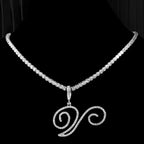 Choker-kjede med initialanheng og strass v