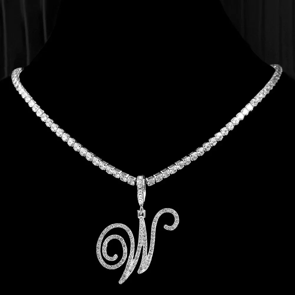 Choker-kjede med initialanheng og strass w