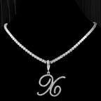 Choker-kjede med initialanheng og strass x